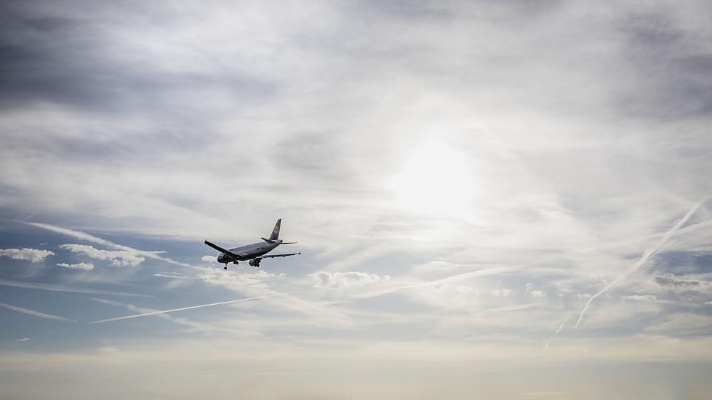 Foto Flugzeug vor bewölktem Himmel (Quelle: Andre Zelck/UNH)